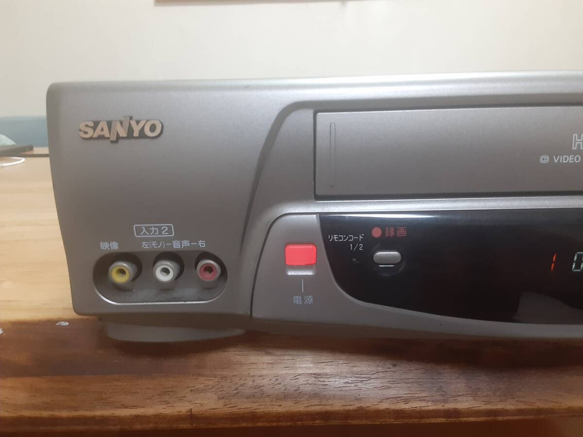 一円売り切ります。SANYO、VHSビデオデッキ、動作確認済みです。VZ-H660型97年製です。オマケでBOOWYとMATRIXのテープ付きです。_画像3