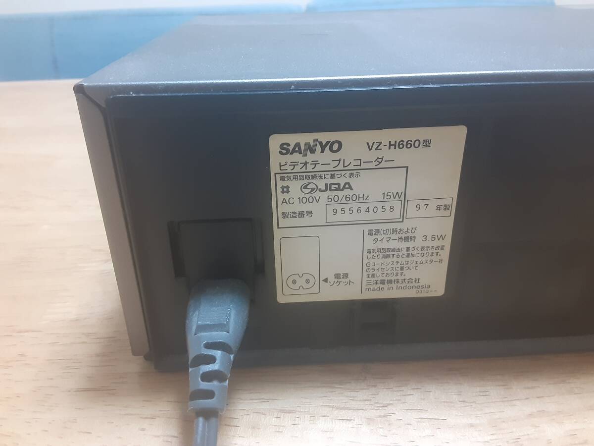 一円売り切ります。SANYO、VHSビデオデッキ、動作確認済みです。VZ-H660型97年製です。オマケでBOOWYとMATRIXのテープ付きです。_画像6