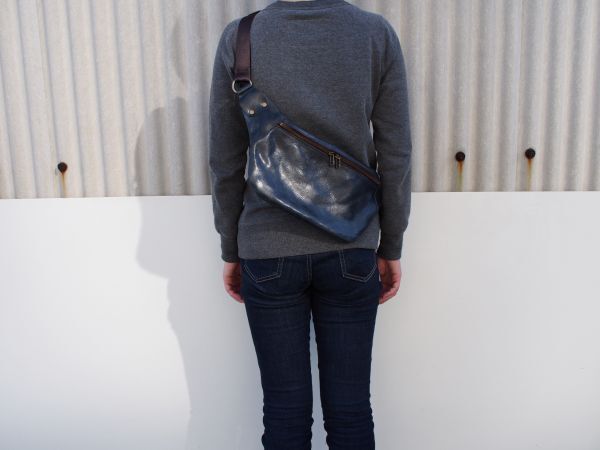 ハンドメイド本革オリジナル鞄ヌメ革★Cレザーボディバッグ OR762_かばんの大きさのサンプル画像