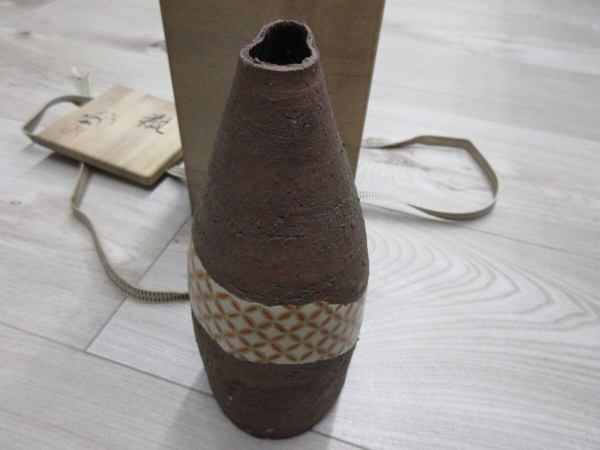 中村梅山 象嵌色絵花器 金沢和倉温泉加賀屋で購入 花瓶高さ18cm 底の直径6.5ｃｍ 共箱に汚れあり_画像2