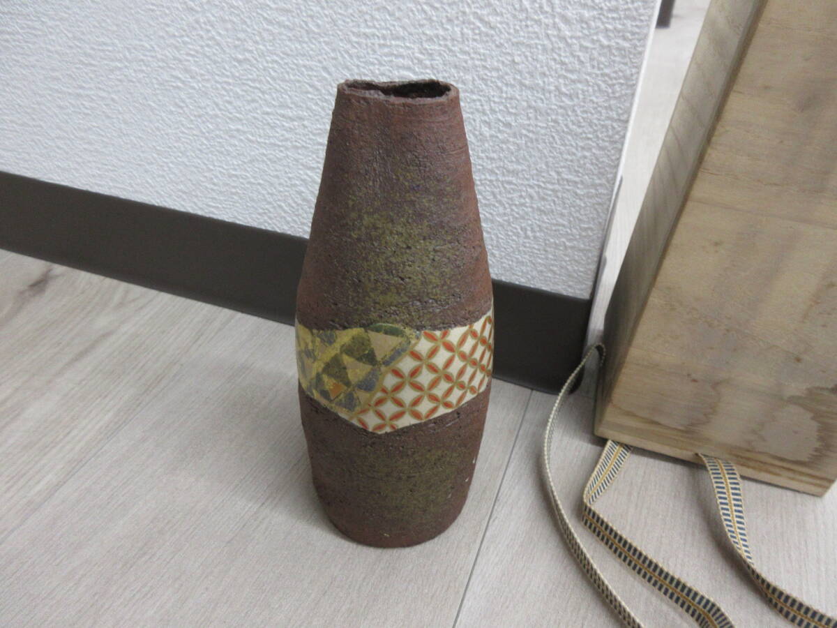 中村梅山 象嵌色絵花器 金沢和倉温泉加賀屋で購入 花瓶高さ18cm 底の直径6.5ｃｍ 共箱に汚れあり_画像1