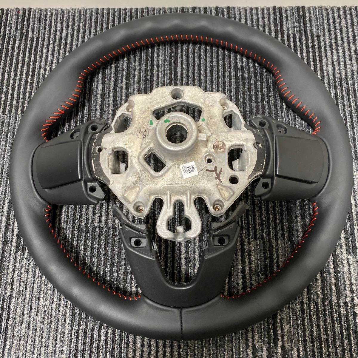 新車外し 超美品 BMW MINI F54 F55 F56 F57 F60ミニクーパー 純正 JCW ジョンクーパーワークス ステアリングハンドル レッドステッチ_画像6