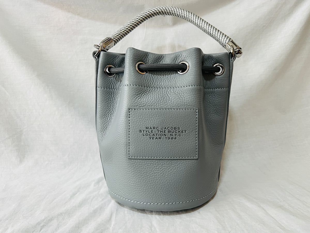 マークバイジェイコブス マザーズバッグ ショルダーバック グレー プレート MARC JACOBS マークジェイコブス The Leather バケットバッグ