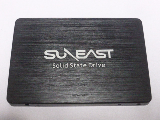 SUNEAST SE800 SSD SATA 2.5inch 1TB(1024GB) 電源投入回数830回 使用時間409時間 正常100%判定 本体のみ 中古品です_画像2
