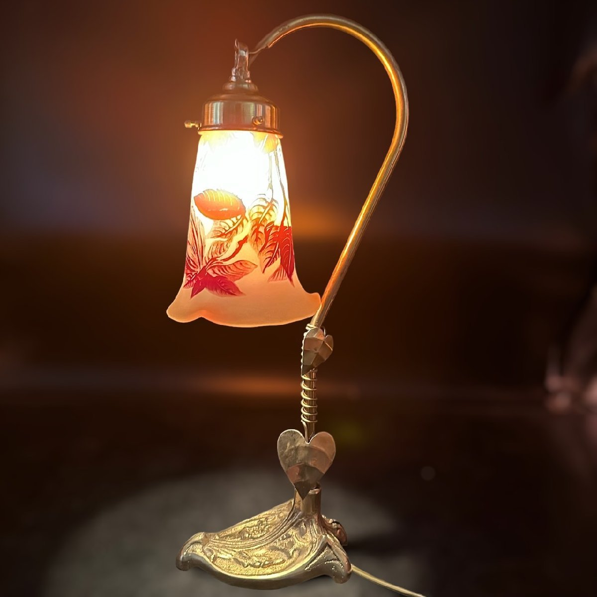 エミールガレ　 二灯ランプ　薔薇紋　カメオ彫り　被せガラス　高さ45ｃｍ　台座真鍮 卓上ランプ　フロア照明　ナイトスタンドFQ500