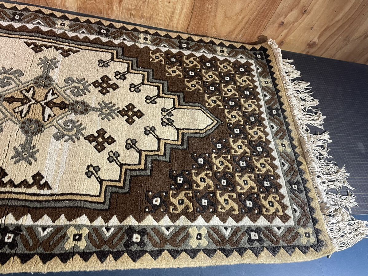 【A9675P061】142×72 チュニジア産 手織り　絨毯 カーペット ラグマット　インテリア　伝統　アンティーク　ウール_画像5