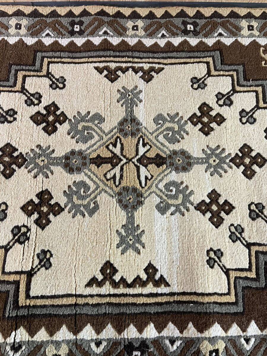 【A9675P061】142×72 チュニジア産 手織り　絨毯 カーペット ラグマット　インテリア　伝統　アンティーク　ウール_画像2