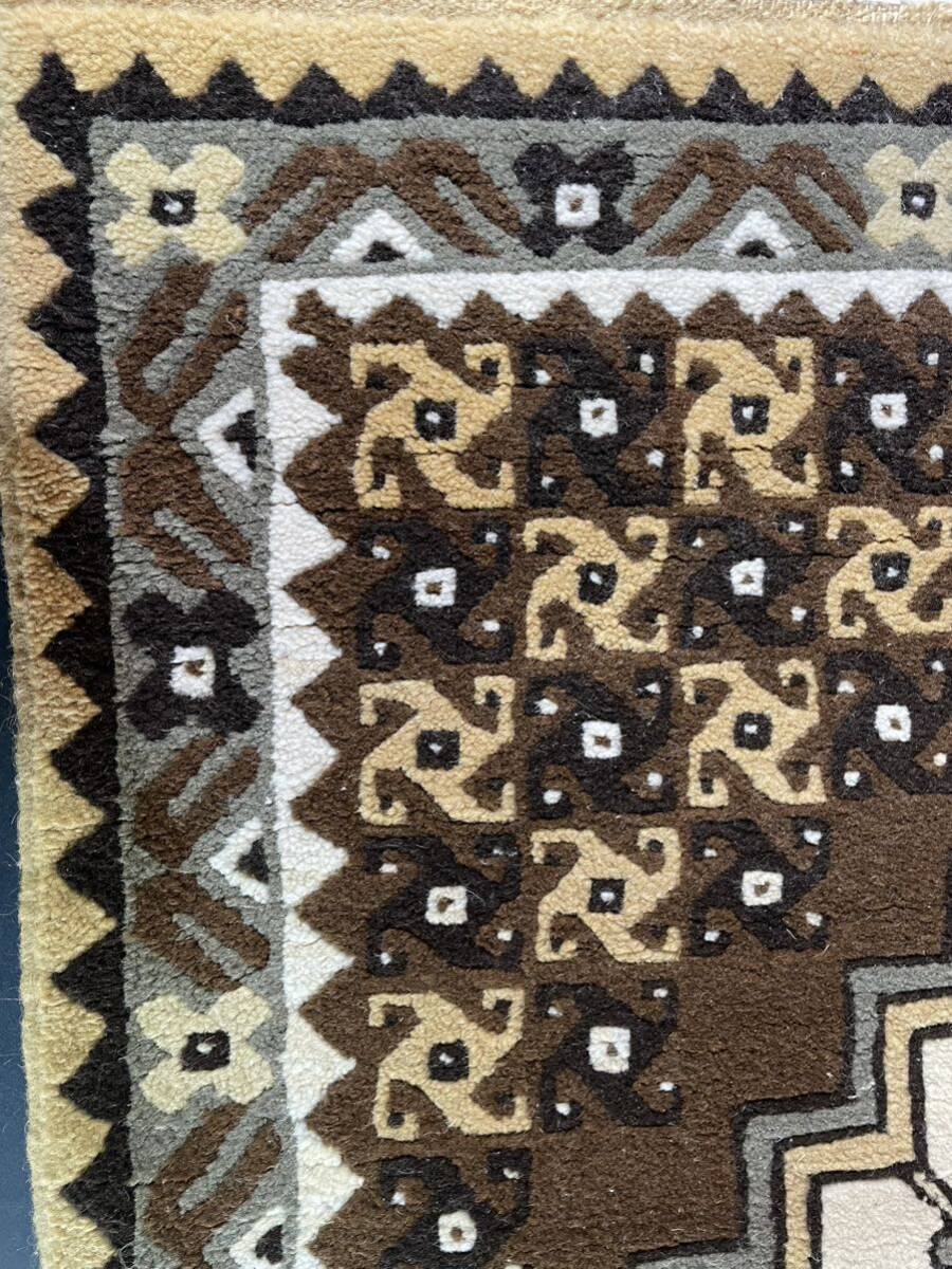 【A9675P061】142×72 チュニジア産 手織り　絨毯 カーペット ラグマット　インテリア　伝統　アンティーク　ウール_画像3