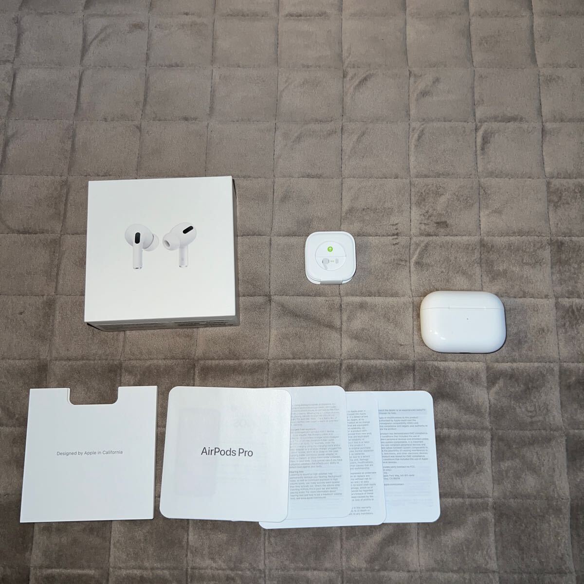 通電確認済！ AirPods Pro 第1世代 MWP22J/A Apple アップル ワイヤレスイヤホン Bluetooth 純正 清掃済 イヤホン ジャンク 箱付 の画像2