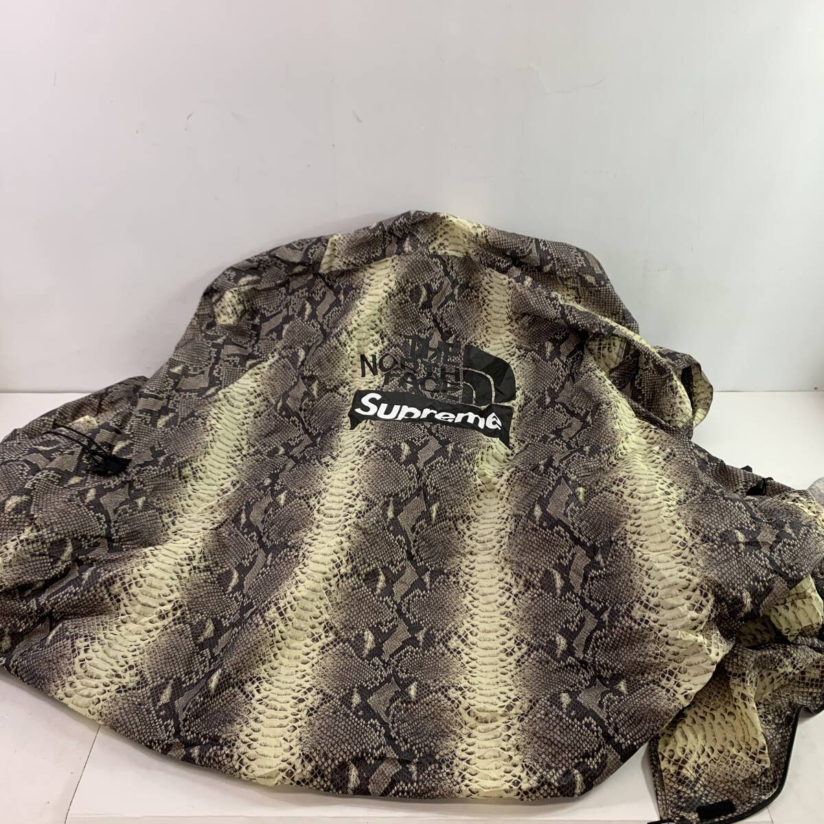 (25738)▽【1円スタート】SUPREME シュプリーム x THE NORTH FACE ザ・ノースフェイス Snakeskin Taped Seam Stormbreak 3 テント 中古品_画像3