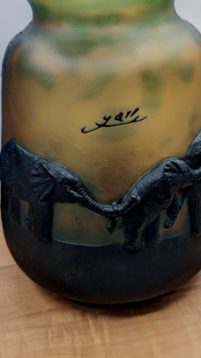 エミール　ガレ 群象文花瓶　象の壷 花瓶　被せガラス 高さ24cm　花器 技法 カメオ彫り 被せガラス アール・ヌーヴォー