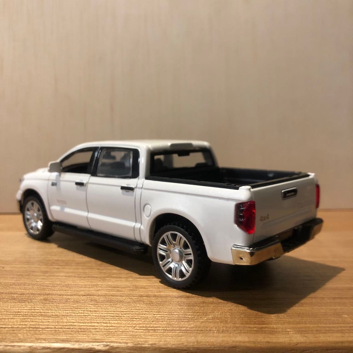 新品 1/32 トヨタ タンドラ ミニカー TOYOTA  TUNDRA 白