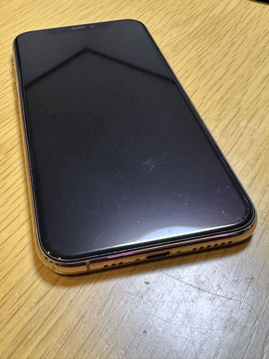 【中古】iPhone11pro 256GB au ゴールド バッテリー80% SIMロック有 裏面割れ有の画像1