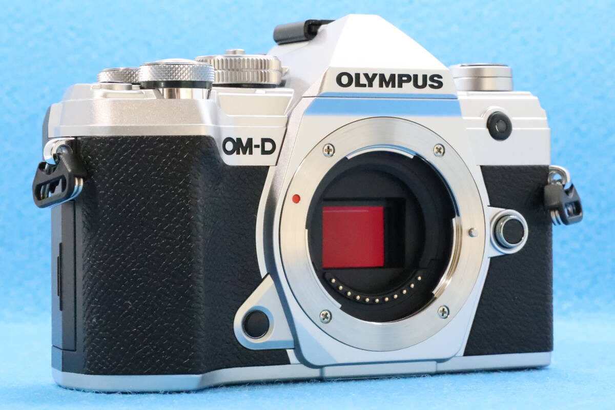 ■新品級■ OLYMPUS オリンパス OM-D E-M5 Mark III ボディ シルバー ☆シャッター回数わずか 約 7,524回！ ＃17684の画像4