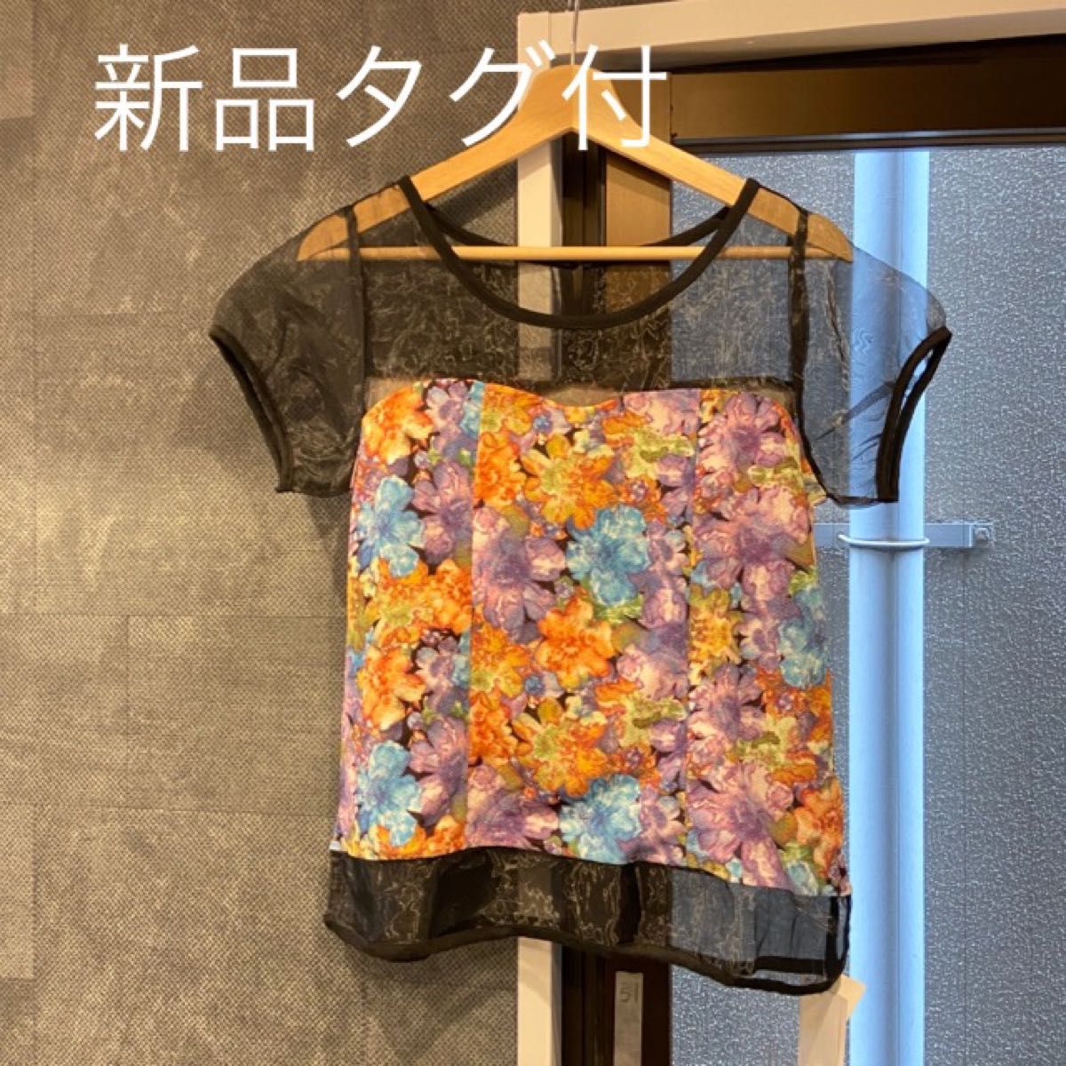 新品花柄シースルートップス