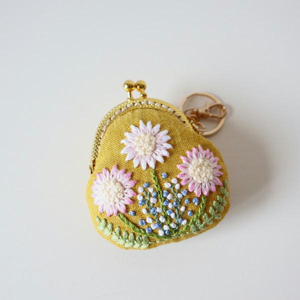 ＊5.5cmミニがま口＊ゴールドキーリング＊ハンドメイド＊ピンクの花刺繍＊イエローリネン＊リバティー＊_画像2