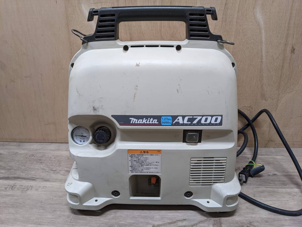 【18131】★1円スタート★ makita マキタ 稼働確認済 常圧 エアコンプレッサ AC700 50-60Hz ハンディ エアーコンプレッサー 100V 内装_画像1