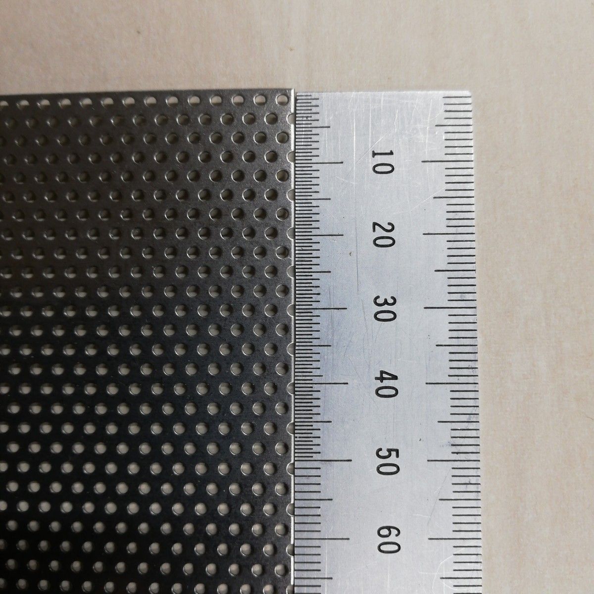 パンチングメタル　スチール製　t 0.5 mm　300 x 450 mm　2枚組