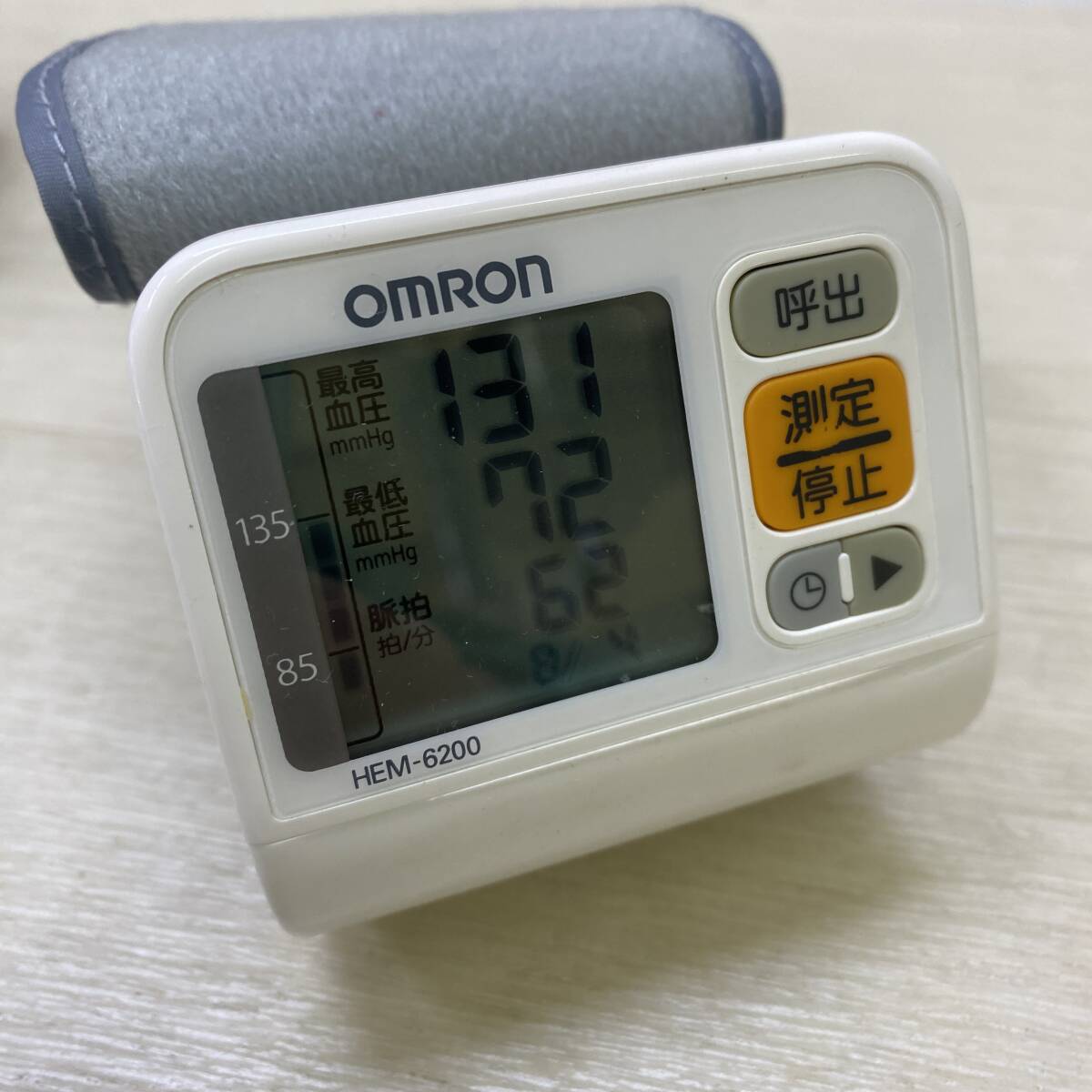 ▲ OMRON オムロン デジタル自動血圧計 HEM-6200 電池式 動作確認済み ヘルスケア 専用ケース付き USED ▲ R13348の画像3