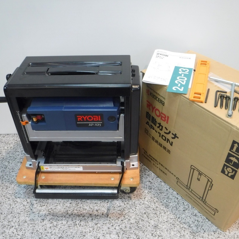 リョービ 自動カンナ AP-10N 美品 二重絶緑 電動工具 大具道具 研磨機 電動かんな RYOBI △ DW1356_画像1