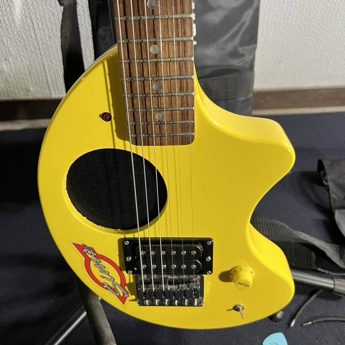 05 ZO-3 エレキギター / FERNANDES フェルナンデス / ソフトケース付き / スピーカー内蔵 音出し確認済み_画像4