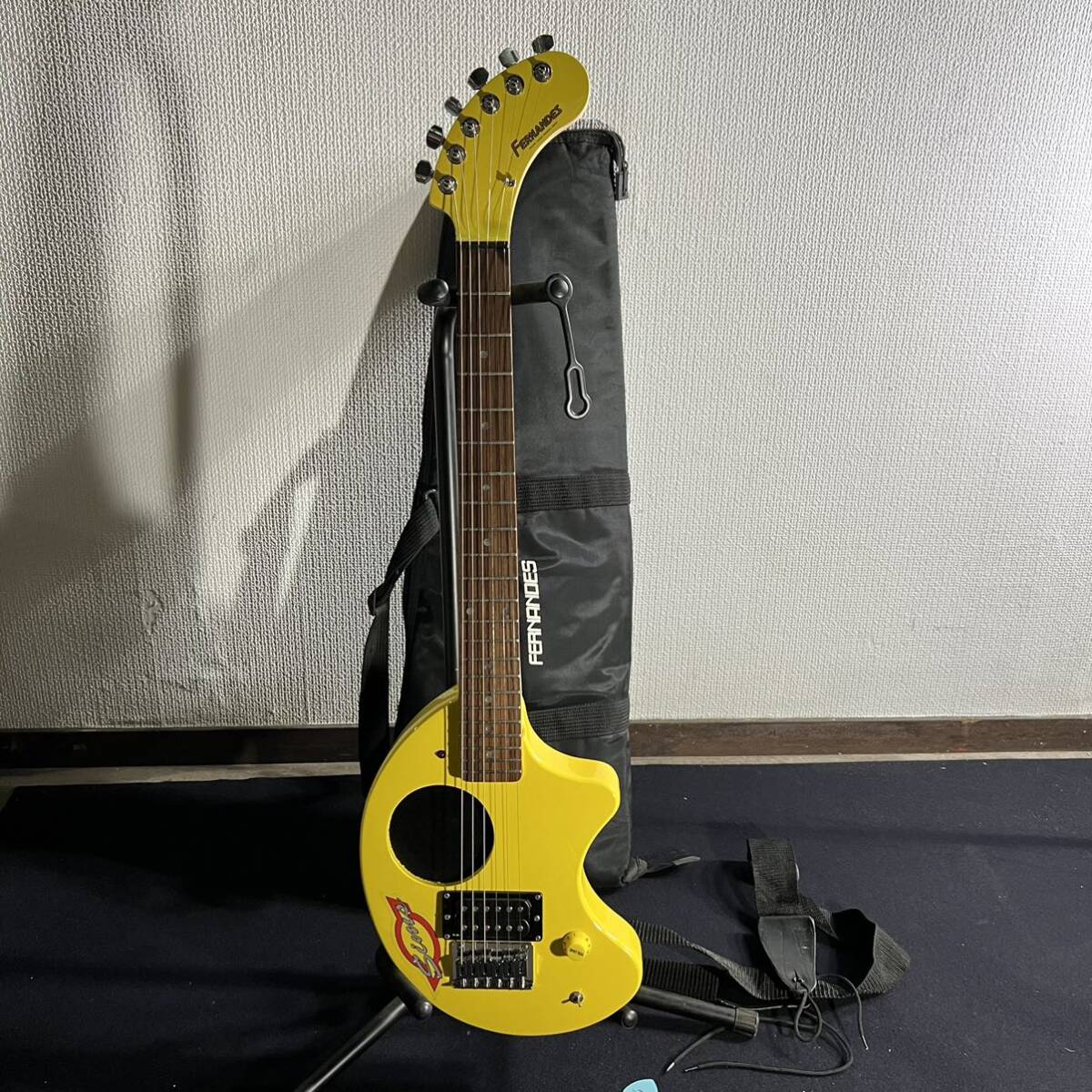 05 ZO-3 エレキギター / FERNANDES フェルナンデス / ソフトケース付き / スピーカー内蔵 音出し確認済み_画像1