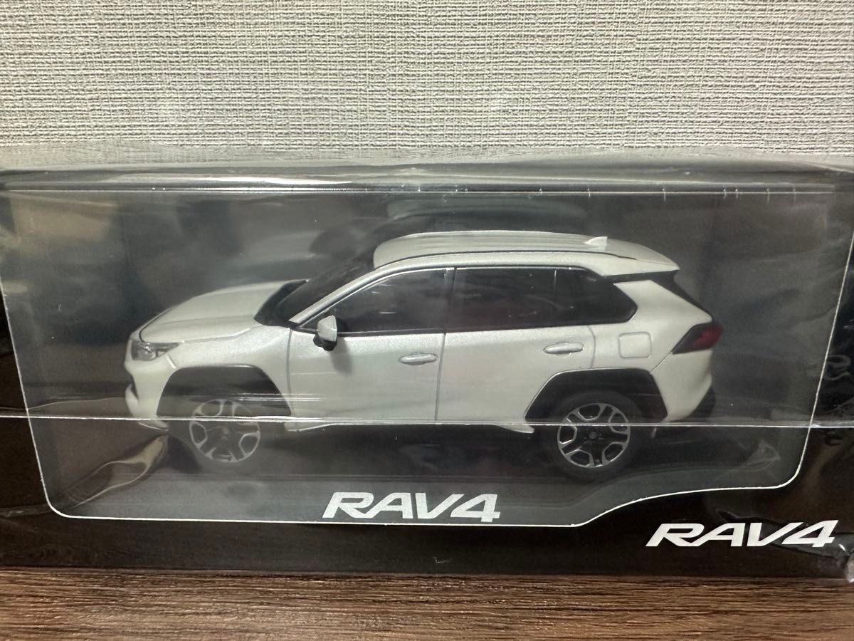 新品・未開封　トヨタ　RAV4　ホワイトパールクリスタルシャイン　1/30