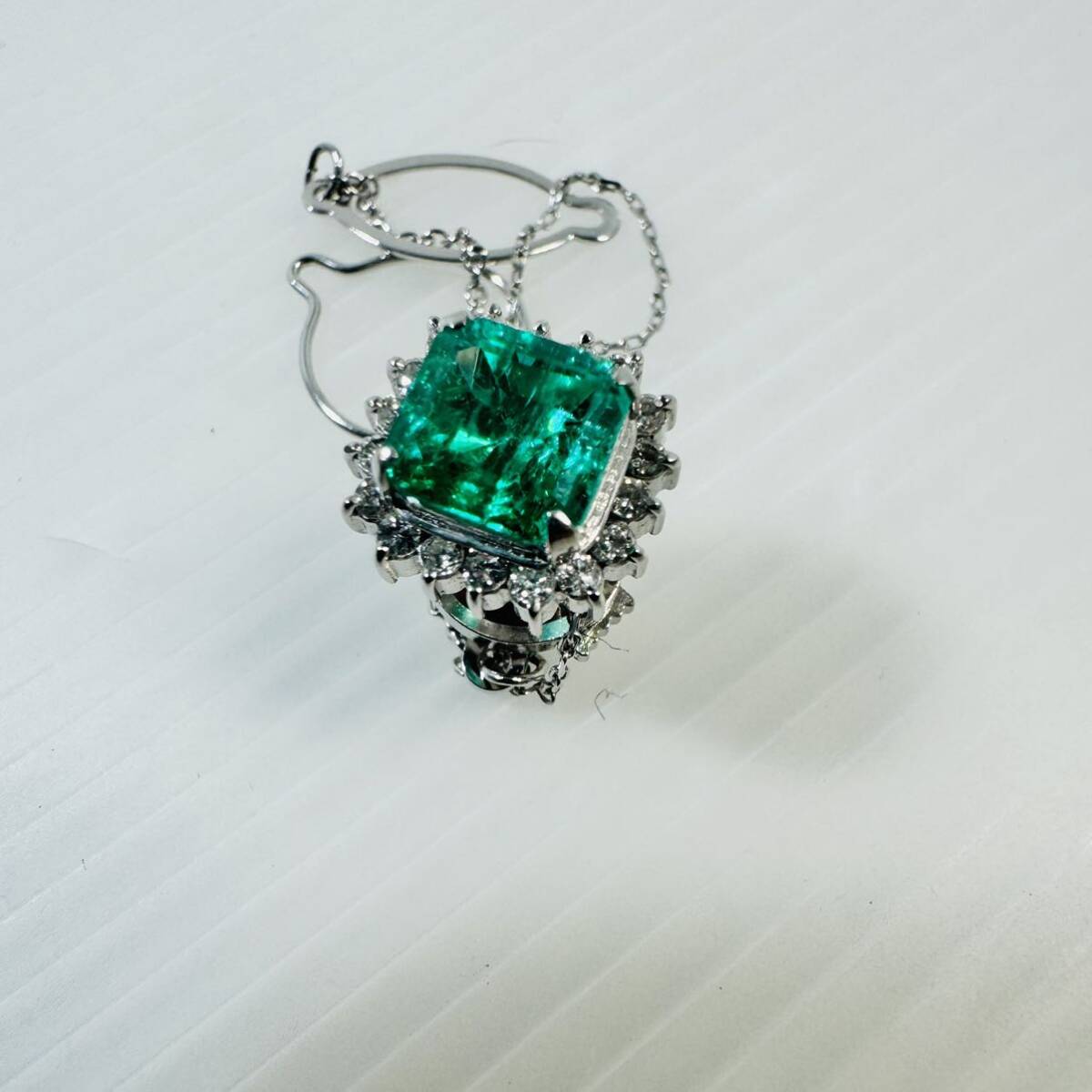 ピン アクセサリー エメラルド 2.31ct ダイヤ 0.36ct 宝石 本物 Pt900 重さ約4.2g_画像1