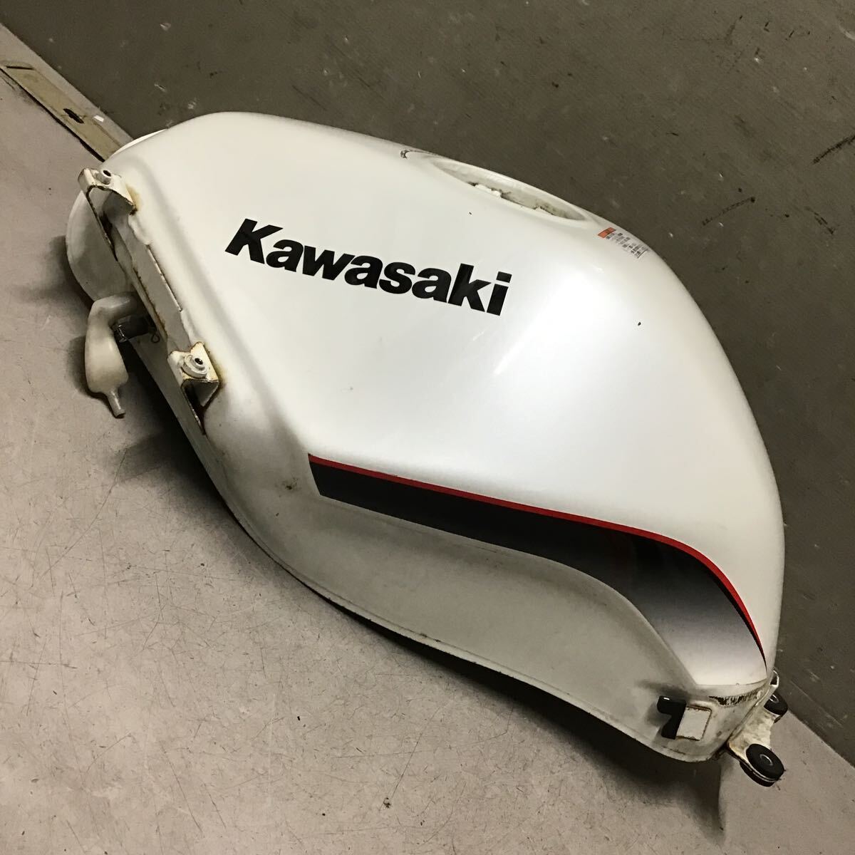 u5-15 カワサキ ニンジャ250R EX250K ガソリンタンク 純正部品 動作確認済み_画像2