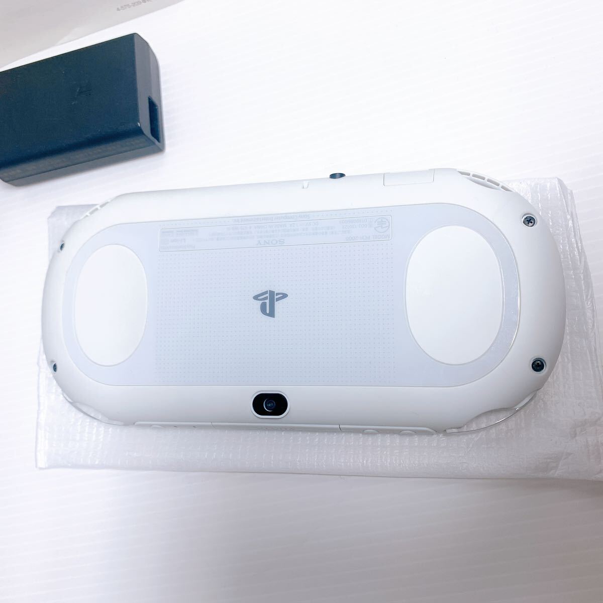 美品　SONY PSVITA PCH-2000 ZA22 Glacier White ホワイト　Wi-Fi ワイファイ