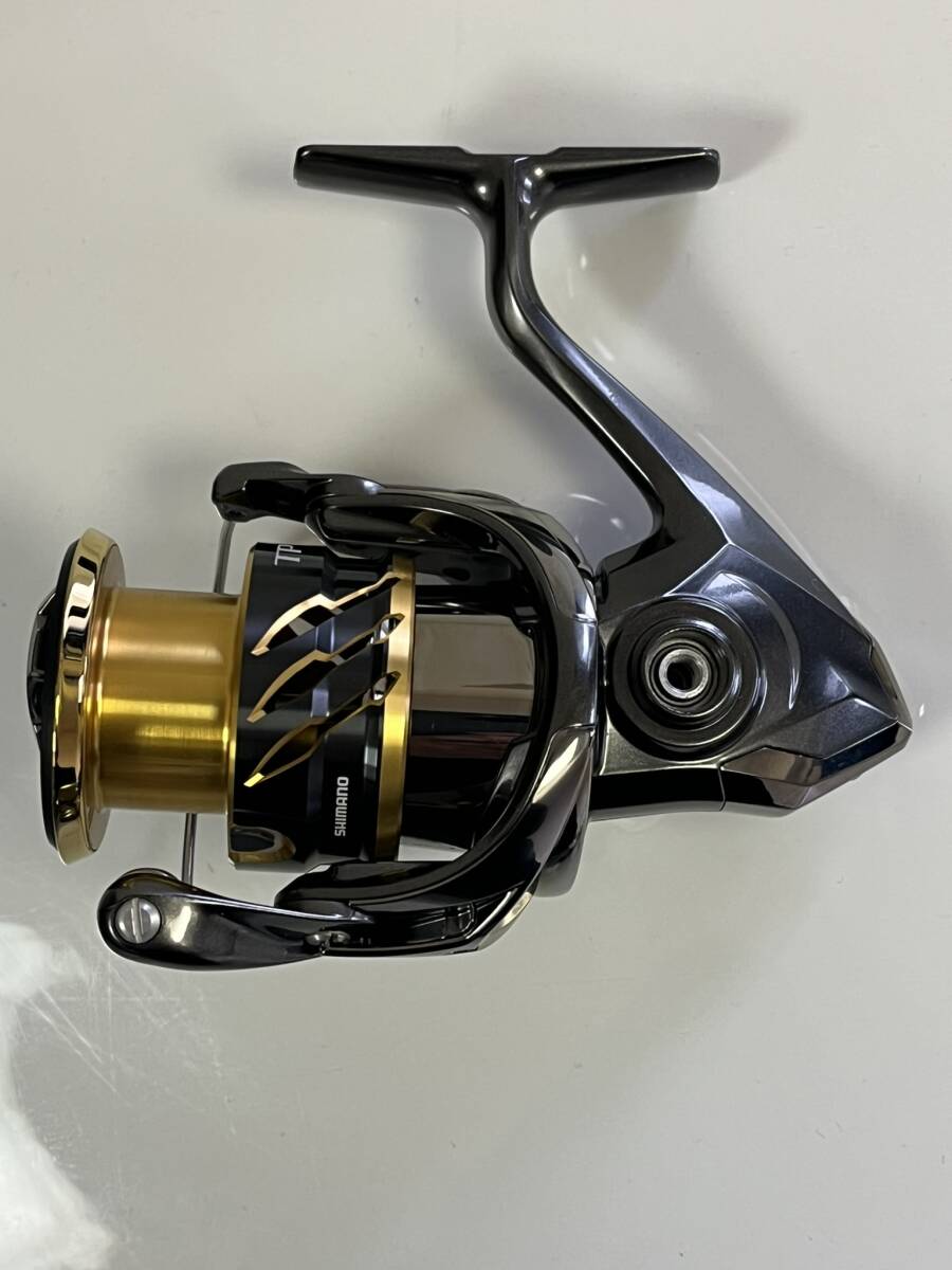 未使用品 シマノ SHIMANO 20 ツインパワー TWINPOWER C3000XG スピニングリール_画像2