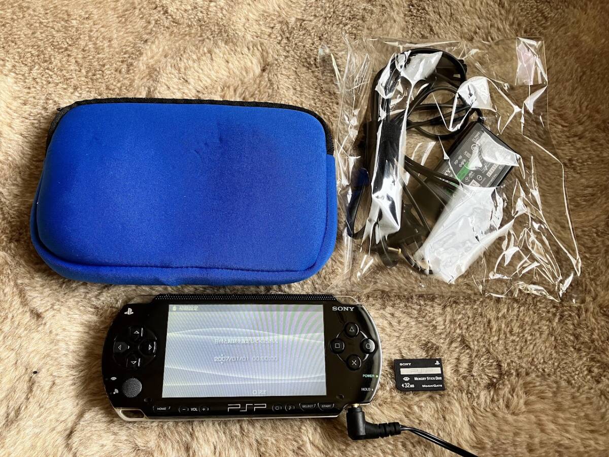 液晶美品　PSP-1000 本体　ブラック　動作確認済み　本体、ケース、純正ACアダプタ、純正メモリースティックセット_画像1
