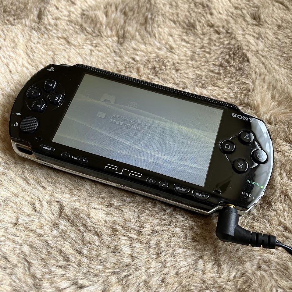 液晶美品　PSP-1000 本体　ブラック　動作確認済み　本体、ケース、純正ACアダプタ、純正メモリースティックセット_画像2