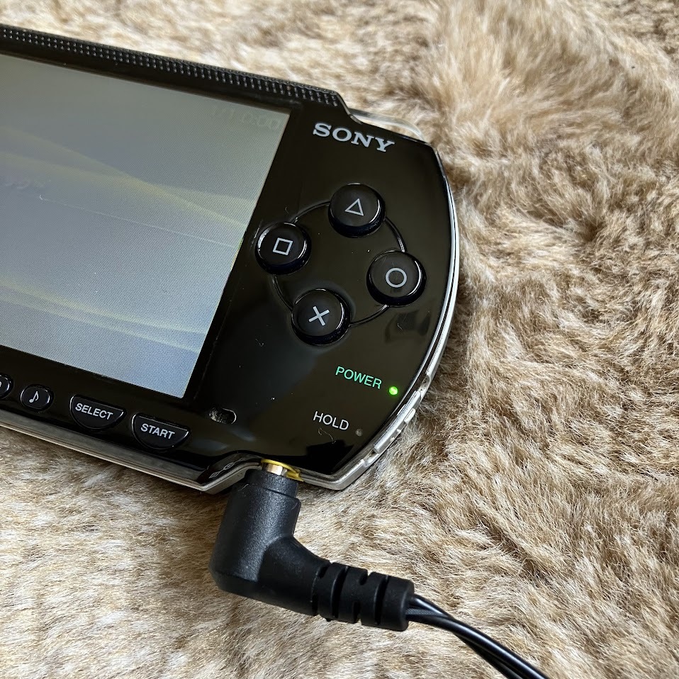 液晶美品　PSP-1000 本体　ブラック　動作確認済み　本体、ケース、純正ACアダプタ、純正メモリースティックセット_画像4