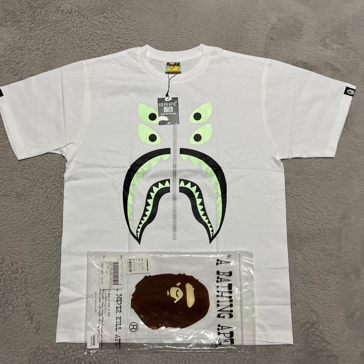 A BATHING APE BAPE KAWS BOUNTY HUNTER GLOW IN THE DARK tee tシャツ バンティハンター SHARK シャーク BABY MILO L 白 MADの画像1