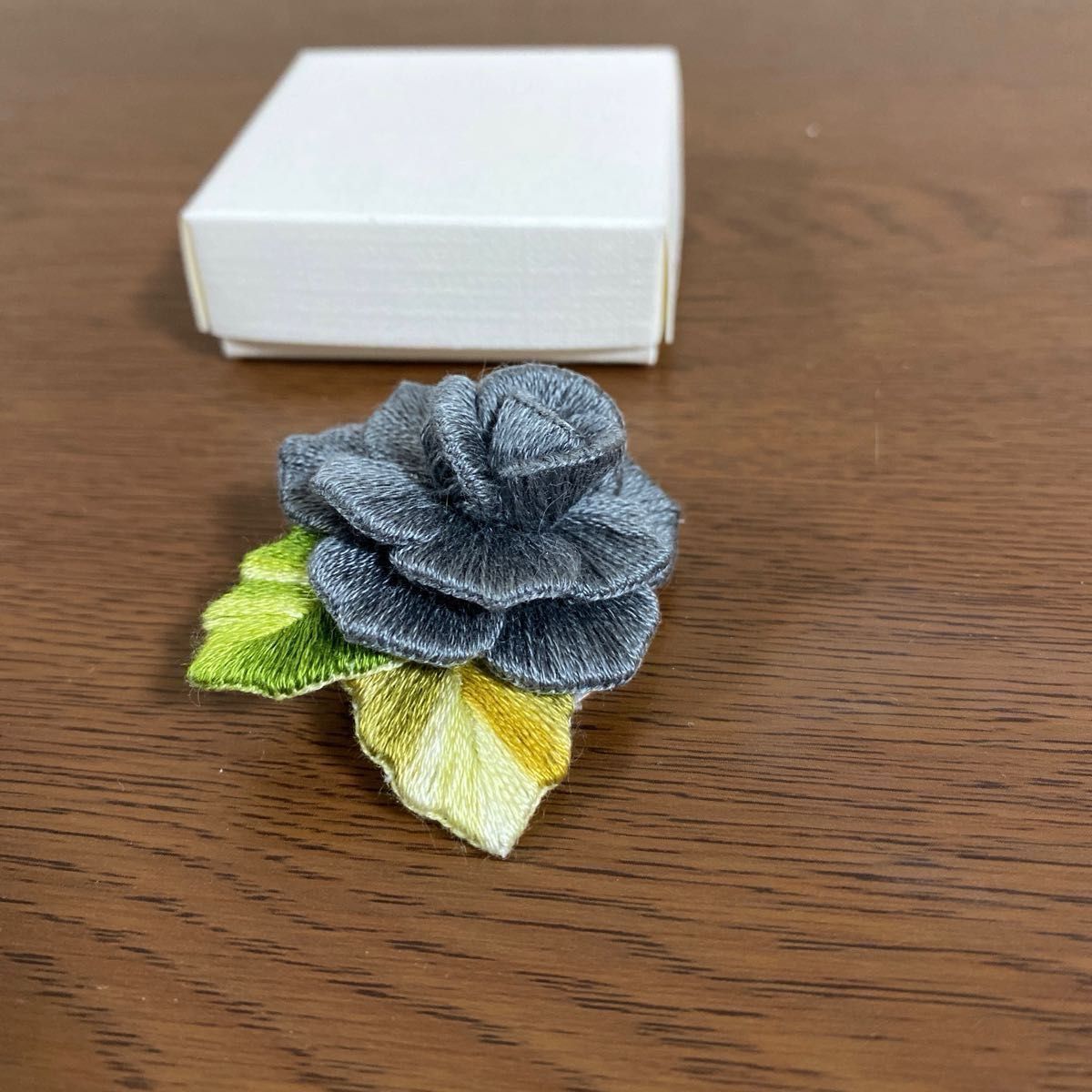 刺繍ブローチ 薔薇ブローチ 立体ブローチ