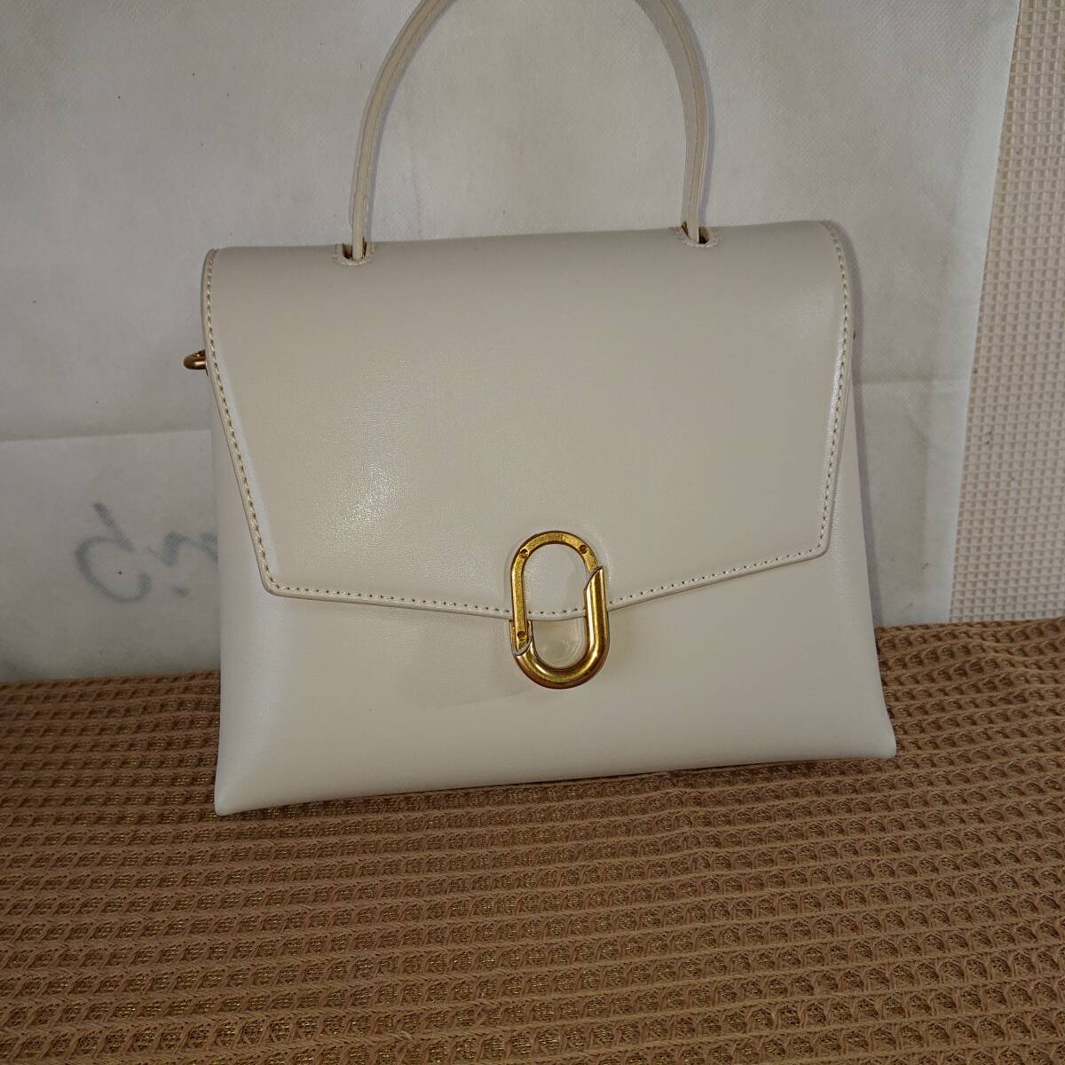 ★未使用品★F6M1690★ハンドバッグ★オフホワイト系　CHARLES　＆　KEITH　合成皮革 _画像1