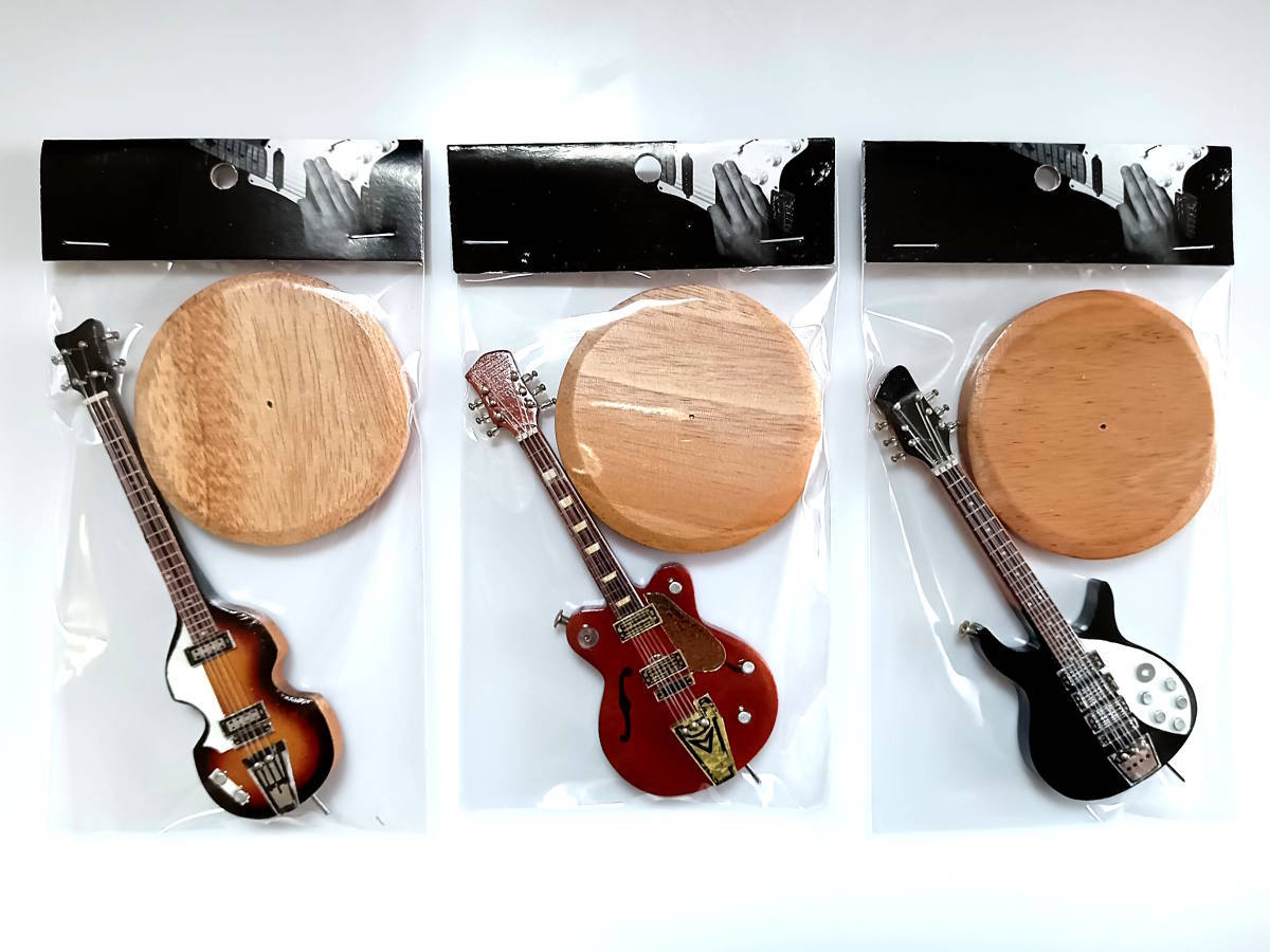 THE BEATLES Beatles model 10cm miniature guitar 2 ps + base 1 pcs. 3 point set 