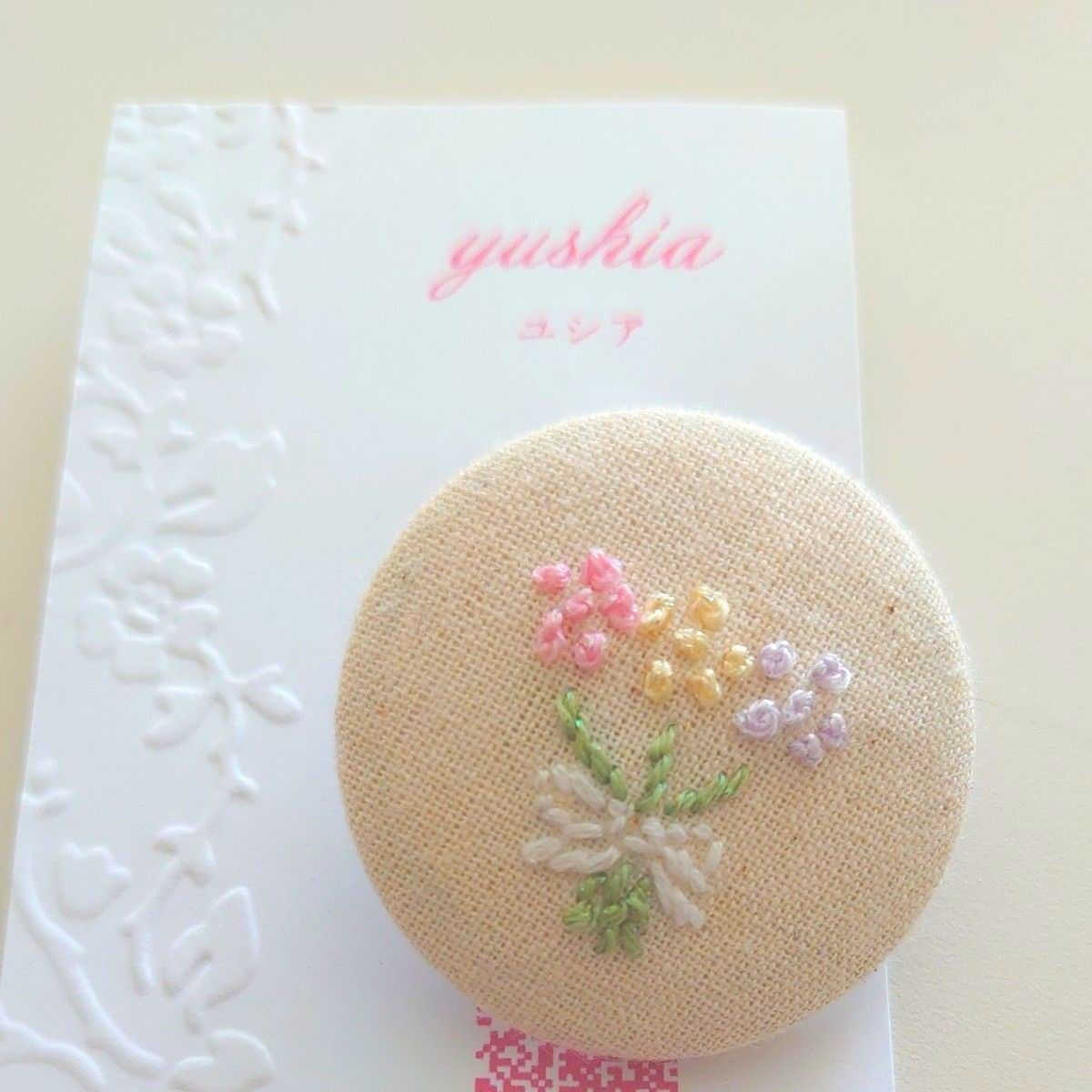 ハンドメイド 手刺繍 生成り くるみボタン　ヘアゴム