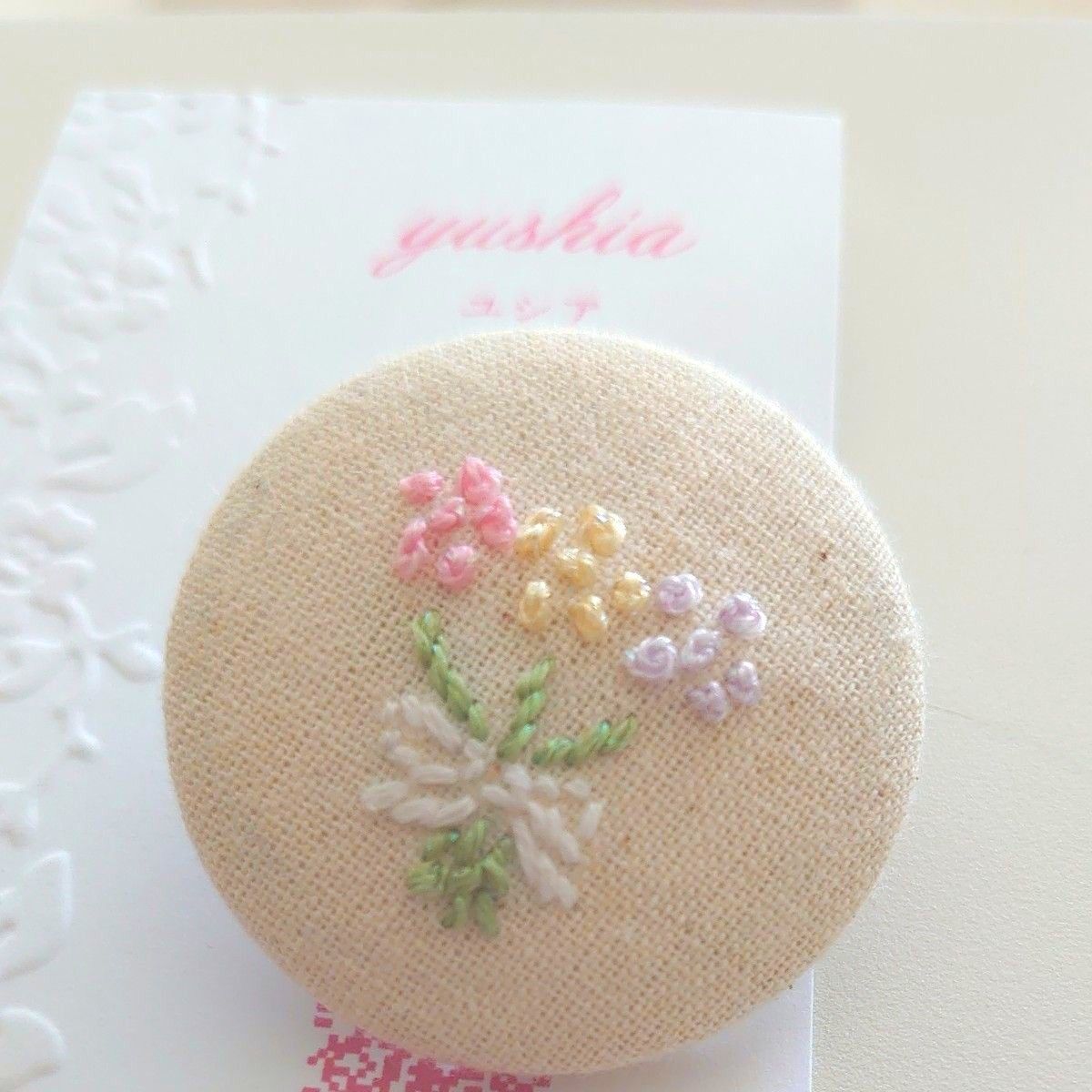 ハンドメイド 手刺繍 生成り くるみボタン　ヘアゴム