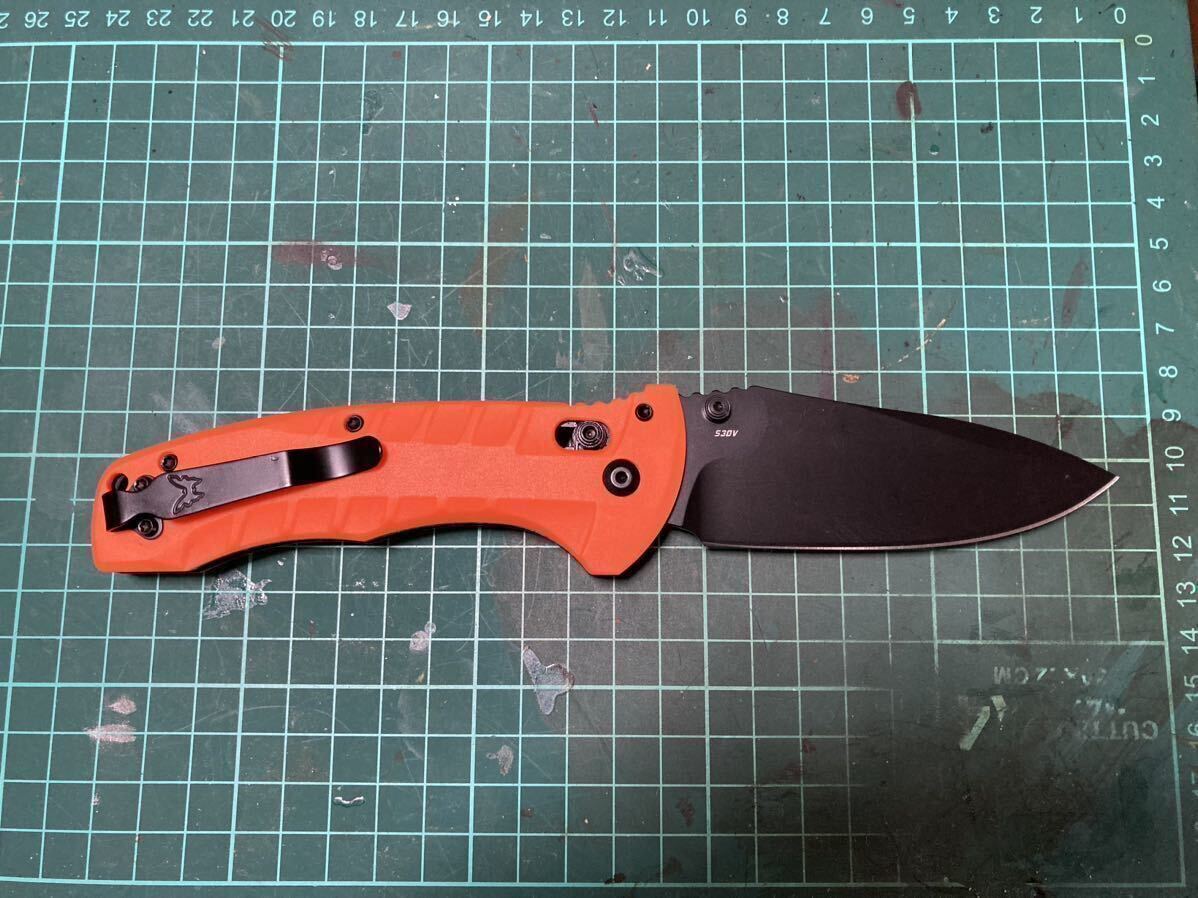 Benchmade 980 オレンジカラー ナイフ 。ベンチメイド 登山 釣り キャンプ ブッシュクラフト クマ対策 護身用 狩猟 鹿狩 猪狩 熊狩 クマ_画像4