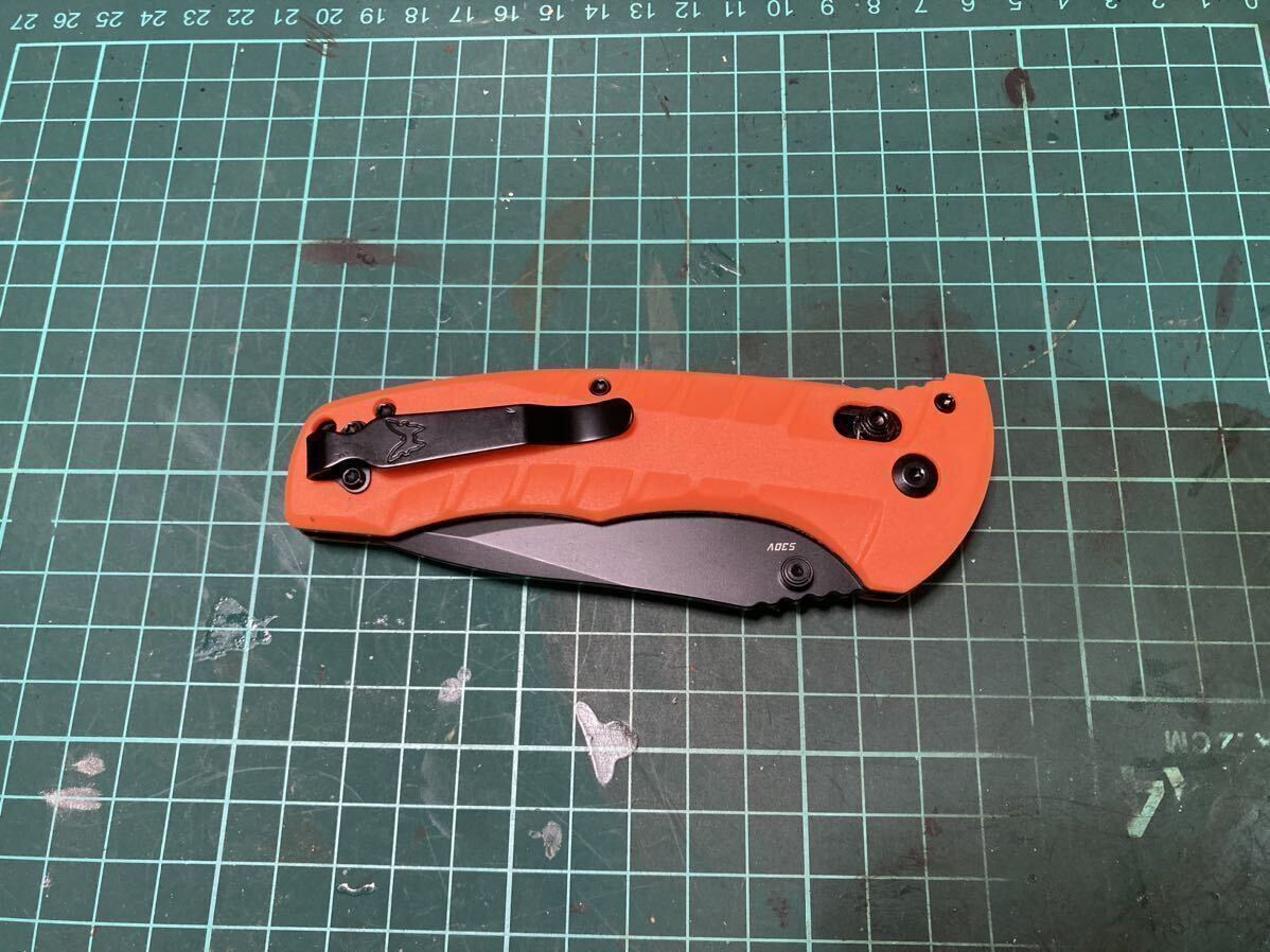 Benchmade 980 オレンジカラー ナイフ 。ベンチメイド 登山 釣り キャンプ ブッシュクラフト クマ対策 護身用 狩猟 鹿狩 猪狩 熊狩 クマ_画像2