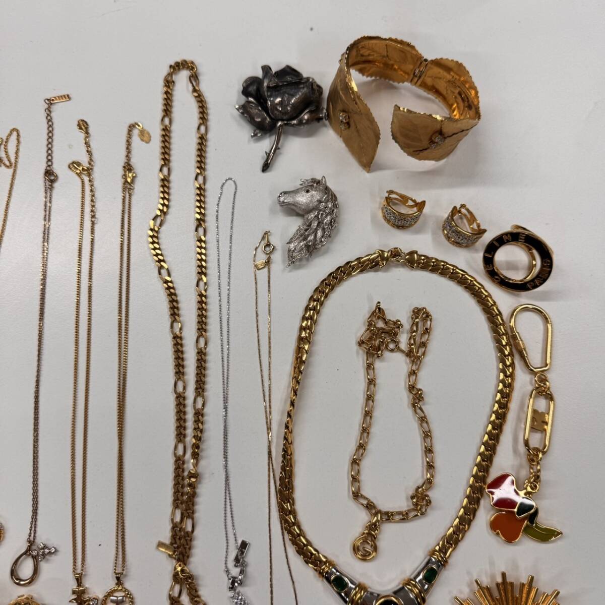 * brand accessory summarize 32 point necklace bangle earrings Eve sun rolan Cartier Celine Loewe etc. *