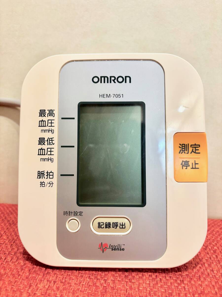 【中古】OMRON HEM-7051 上腕式デジタル血圧計の画像2
