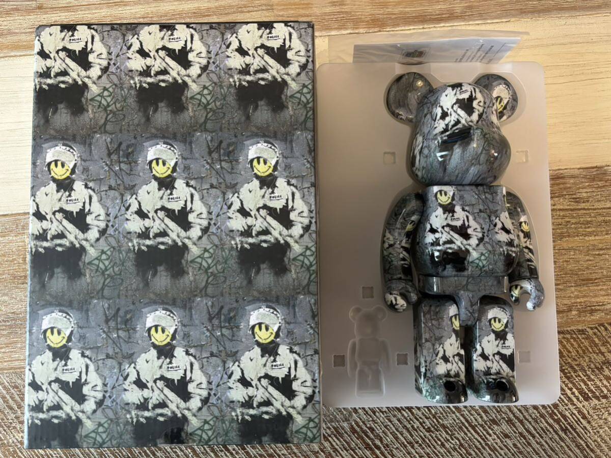 ★400%のみ★BANKSY RIOT COP ベアブリック/BE@RBRICK 400%(メディコムトイ・フィギュア・バンクシー・フィギュア)の画像1