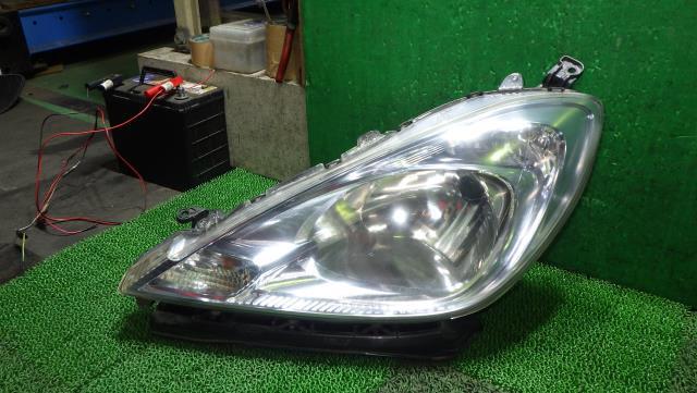 フィット DAA-GP1 左ヘッドランプ STANLEY P9603 33150-TF0-J71 中古_画像4