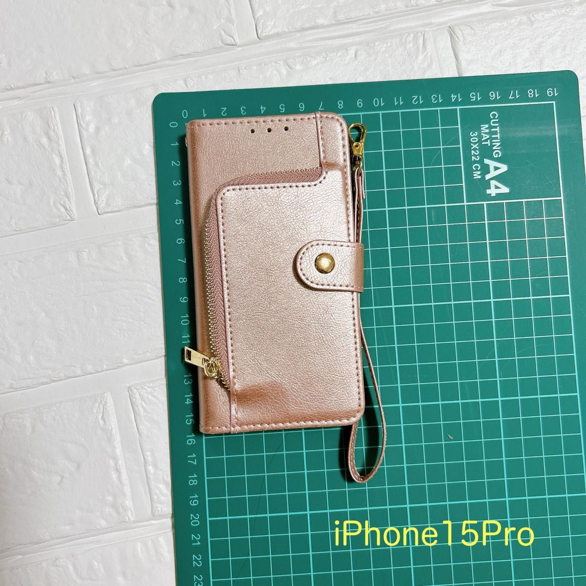 スマホケース iPhone15Pro 手帳型 可愛い カバー おしゃれ レザー ピンク スタンド ストラップジップ付小物収納