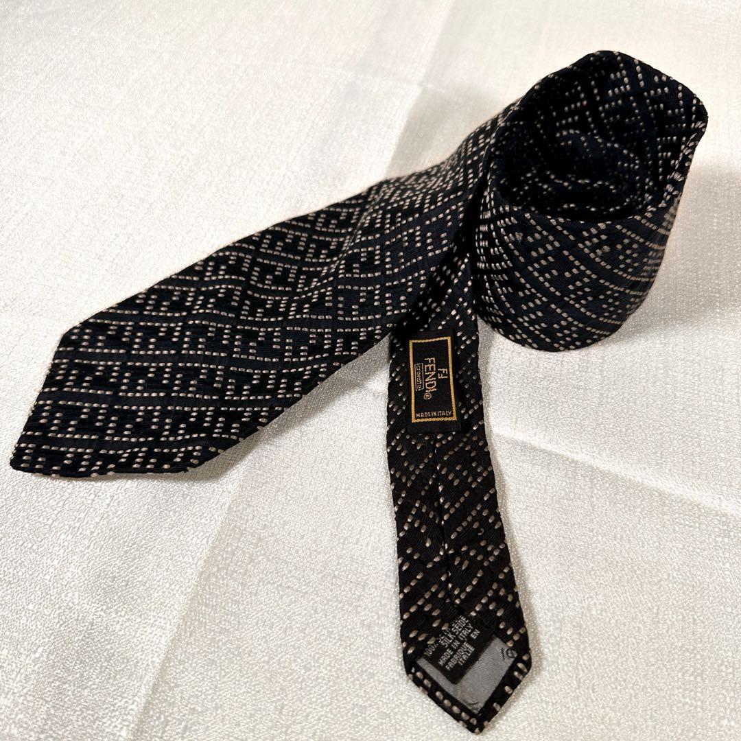 希少デザイン　フェンディズッカ柄刺繍ネクタイシルク100% イタリア製　ブラック_画像2