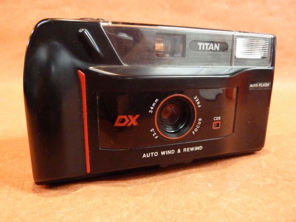 c001 TITAN チタン DX C-3500 コンパクトフィルム カメラ Size:約 幅13x高さ7.5x奥行4㎝ 電池BOX OUT ジャンク扱い /60_画像1