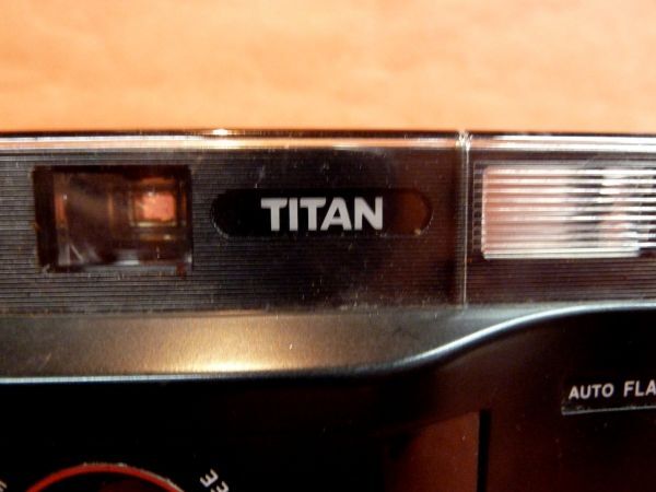 c001 TITAN チタン DX C-3500 コンパクトフィルム カメラ Size:約 幅13x高さ7.5x奥行4㎝ 電池BOX OUT ジャンク扱い /60_画像9